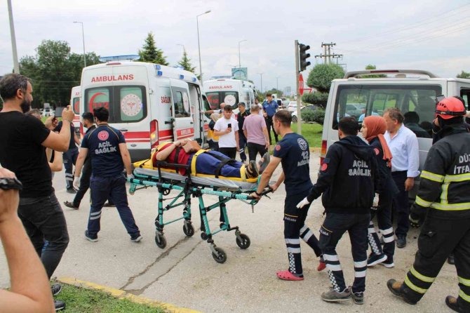 D-100’de 3 Araç Kazaya Karıştı: 10 Yaralı