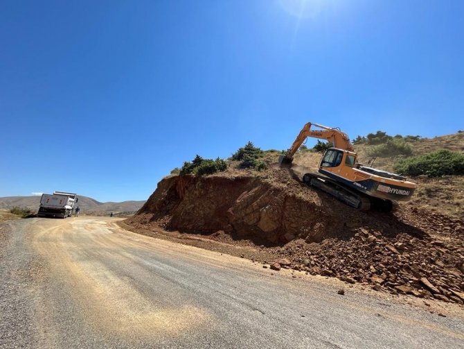 Elazığ İ̇l Özel İ̇daresi Ekiplerinden Yol Bakım Ve Genişletme Çalışmaları