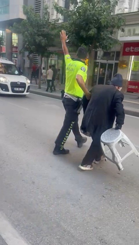 Elazığ’da Polis, Trafiği Durdurup Yaşlı Adamı Yolun Karşısına Geçirdi
