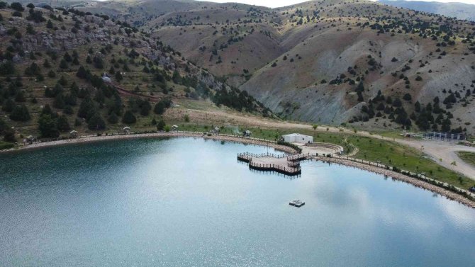 Ergan Dağı, Yaz Aylarında Muhteşem Göl Manzarasıyla Misafirlerini Ağırlıyor
