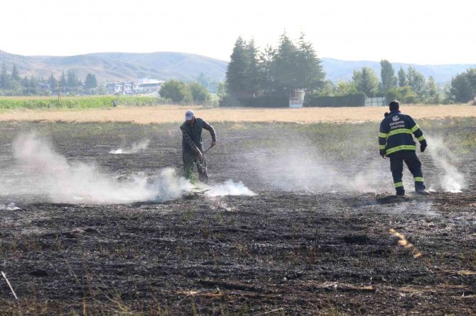40 Dönümlük Arpa Tarlası Dakikalar İçerisinde Küle Döndü