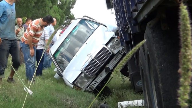 Tekirdağ’da Kamyon İle Otomobil Çarpıştı: 4 Yaralı