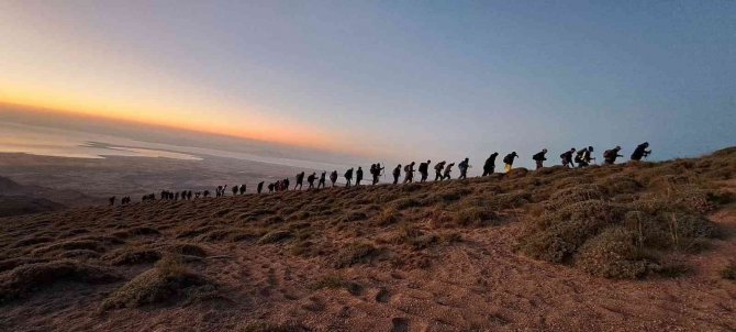 Van Gölü Kirliliğine Dikkat Çekmek İçin Süphan Dağı’na Tırmandılar