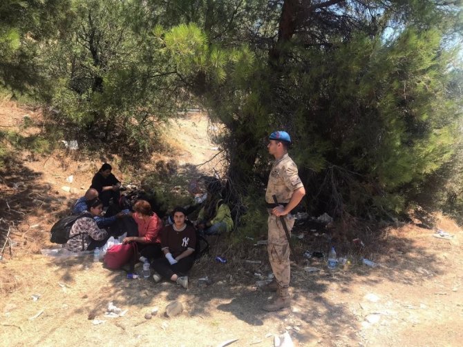 İ̇zmir’de İnsan Kaçakçılığı Şüphelisi 2 Kişi Tutuklandı
