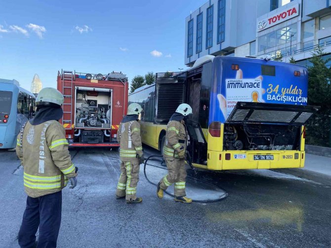 Kadıköy D-100 Karayolu’nda İ̇ett Otobüsünde Yangın Paniği