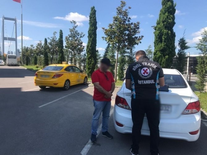 Kadıköy’de Taksi Camından Sarkarak Dans Eden Kadın Ve Taksiciye Para Cezası