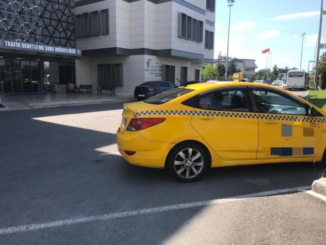 Kadıköy’de Taksi Camından Sarkarak Dans Eden Kadın Ve Taksiciye Para Cezası