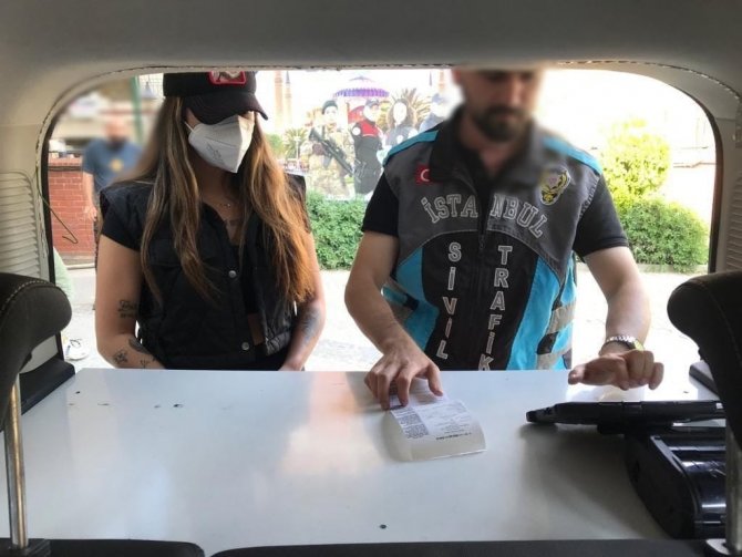 Kadıköy’de Taksi Camından Sarkarak Dans Eden Kadın Ve Taksiciye Para Cezası