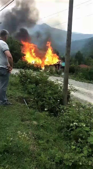Ahşap Ev Alevlere Teslim Oldu, Anne Ve Oğlu Son Anda Kurtuldu