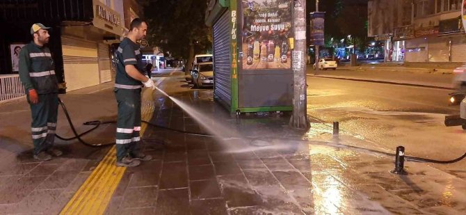 Gece Temizlik Timi, Sokakları Pırıl Pırıl Temizliyor