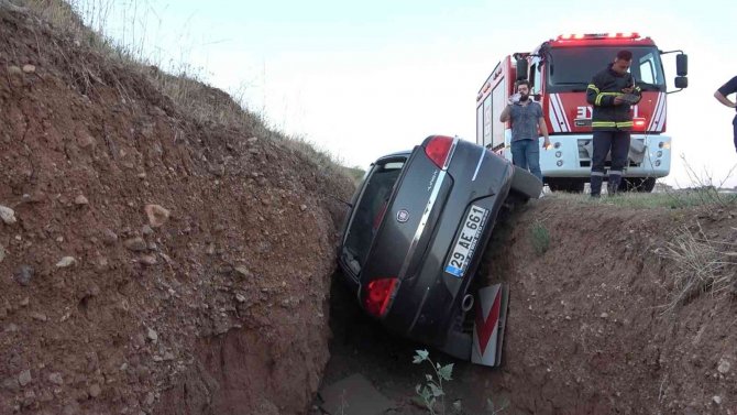 Otomobil Şarampole Devrildi, Sürücü Kazayı Yara Almadan Atlattı