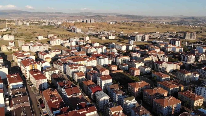 Saniyede 140 Litre Su Tüketiliyor