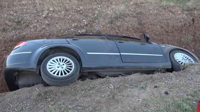 Otomobil Şarampole Devrildi, Sürücü Kazayı Yara Almadan Atlattı