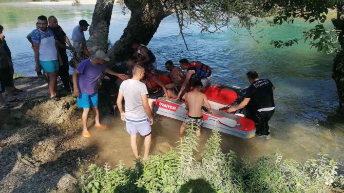 Manavgat Irmağı’nda Mahsur Kalan Vatandaşlar İtfaiye Ekiplerince Kurtarıldı