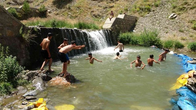 Muş’ta Sıcaktan Bunalan Çocuklar Eğlenceyi Çayda Serinlemekte Buldu