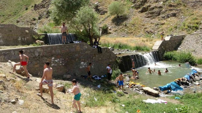 Muş’ta Sıcaktan Bunalan Çocuklar Eğlenceyi Çayda Serinlemekte Buldu