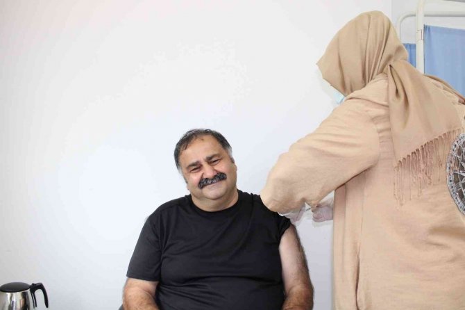 Ünlü Oyuncudan Hatırlatma Dozu Uyarısı