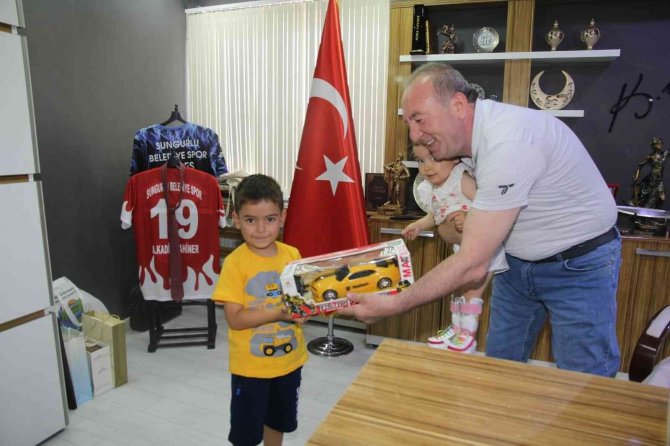 Sağlığına Kavuşan Zehra Bebek Başkan Şahiner’i Ziyaret Etti