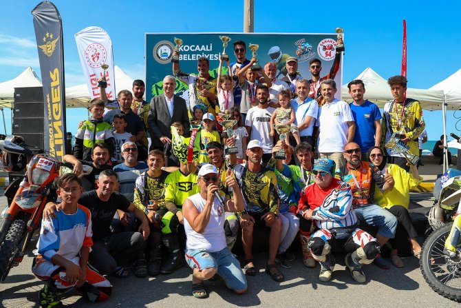 Kum Enduro Yarışları’nda Dereceye Girenler Ödüllerini Başkan Yüce’nin Elinden Aldı