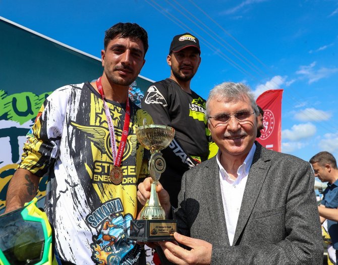 Kum Enduro Yarışları’nda Dereceye Girenler Ödüllerini Başkan Yüce’nin Elinden Aldı
