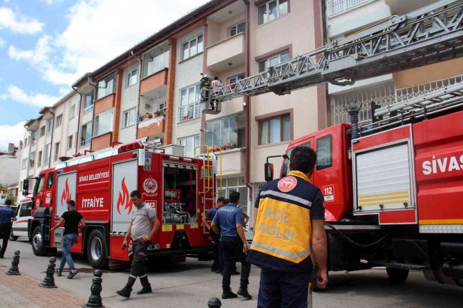 Sivas’ta Apartmanın Bodrumunda Çıkan Yangın Paniğe Neden Oldu