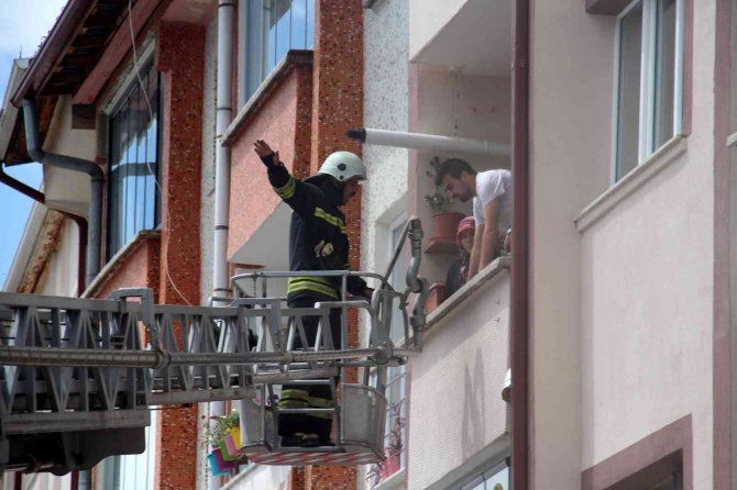 Sivas’ta Apartmanın Bodrumunda Çıkan Yangın Paniğe Neden Oldu