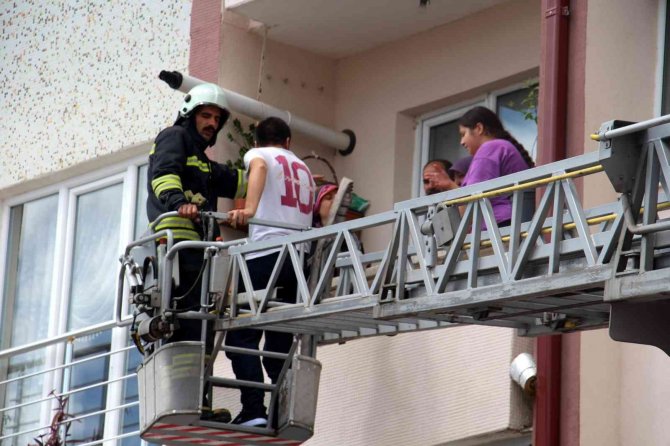 Sivas’ta Apartmanın Bodrumunda Çıkan Yangın Paniğe Neden Oldu