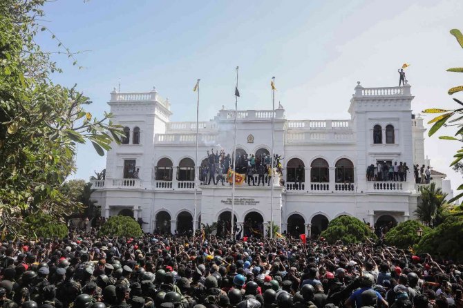 Sri Lanka’da Eylemciler, Başbakanlık Ofisi Bastı