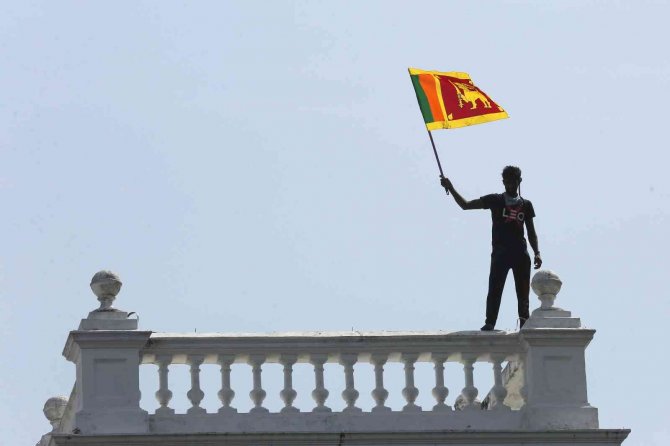 Sri Lanka’da Eylemciler, Başbakanlık Ofisi Bastı