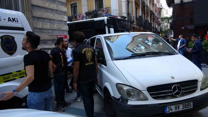 Taksim’de Yabancı Uyruklu 52 Kişi Yakalandı