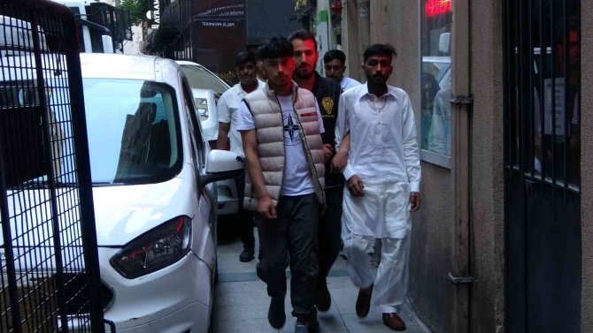 Taksim’de Yabancı Uyruklu 52 Kişi Yakalandı