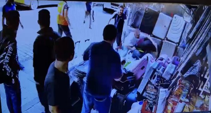 Taksim’de Valiz Hırsızına Meydan Dayağı Kamerada