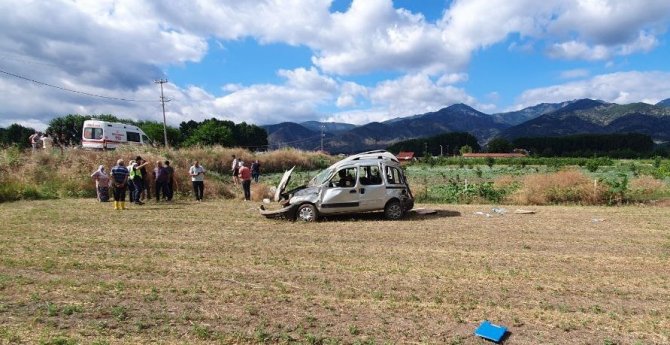 Tokat’ta Hafif Ticari Araç Tarlaya Devrildi: 5 Yaralı