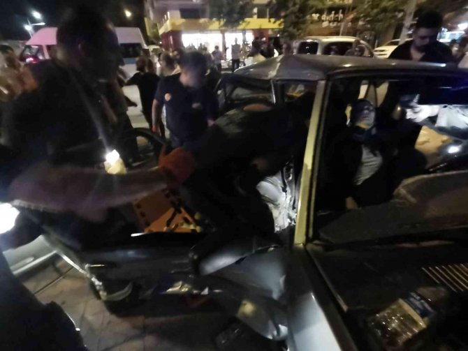 Otomobiller Çarpıştı: 1’i Hamile 4 Yaralı