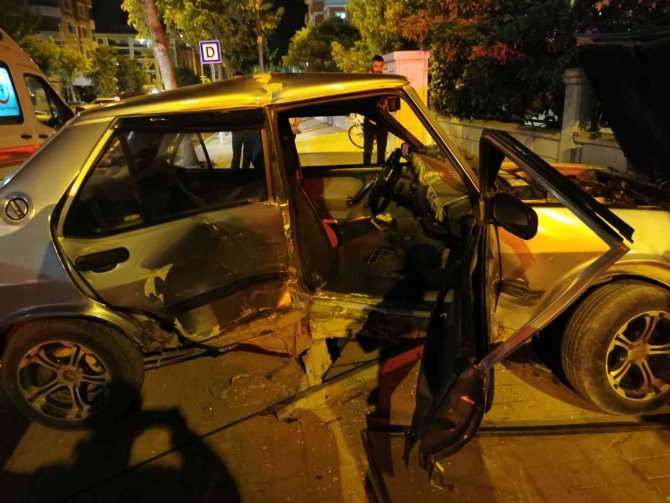Otomobiller Çarpıştı: 1’i Hamile 4 Yaralı