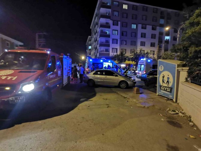 Otomobiller Çarpıştı: 1’i Hamile 4 Yaralı