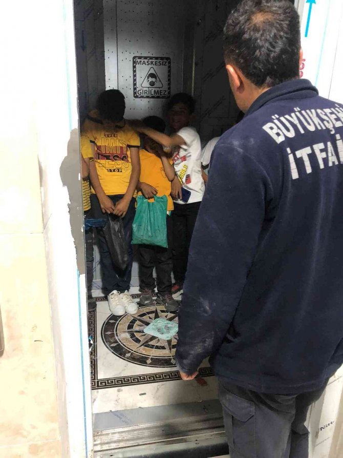 Şeker Toplamak İçin Girdikleri Binanın Asansöründe Mahsur Kaldılar