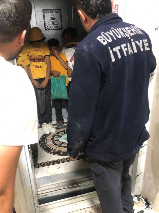 Şeker Toplamak İçin Girdikleri Binanın Asansöründe Mahsur Kaldılar