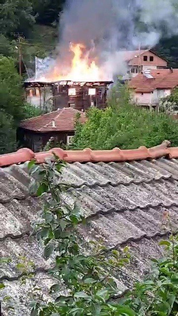 Ahşap Ev Alevlere Teslim Oldu, Anne Ve Oğlu Son Anda Kurtuldu
