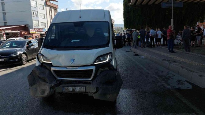 Minibüs Otomobile Çarptı, 2 Kişi Yaralandı: Kaza Anı Kamerada
