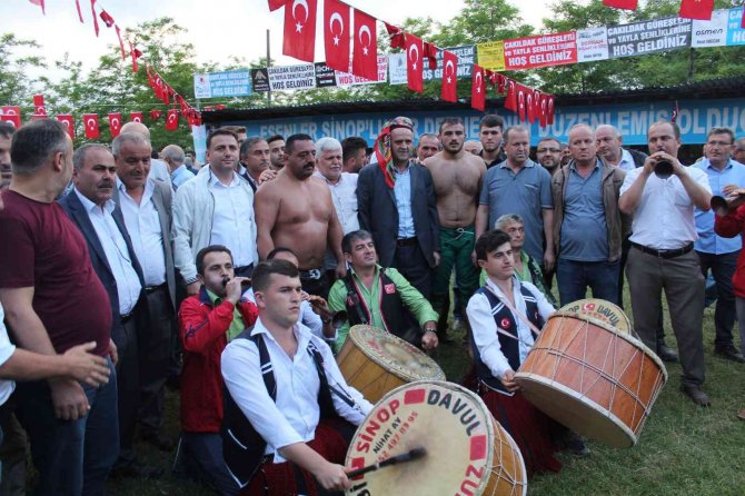 Pehlivanlar Çarpışınca Rakiplerini Şaşırıp Birbirlerine Girdiler