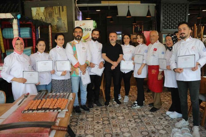69 Yıllık Kebap Ustasından Eğitim Alan Gençlere Sertifika