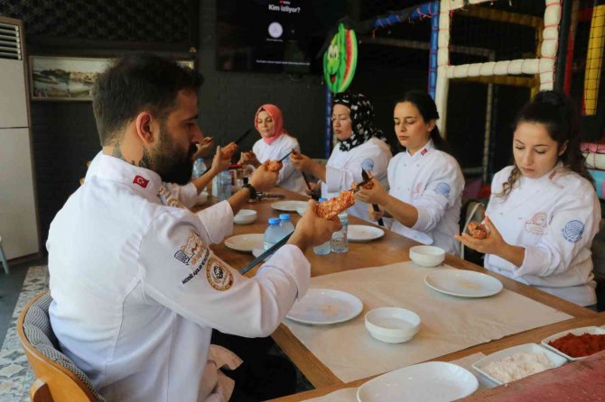 69 Yıllık Kebap Ustasından Eğitim Alan Gençlere Sertifika