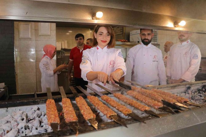 69 Yıllık Kebap Ustasından Eğitim Alan Gençlere Sertifika