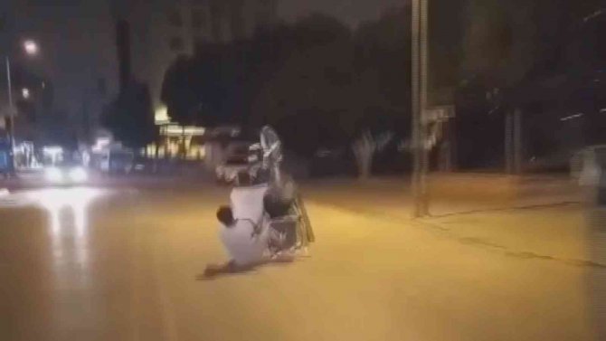Motosiklet Sürücüsünün Tehlikeli Gösterisi Yarım Kaldı