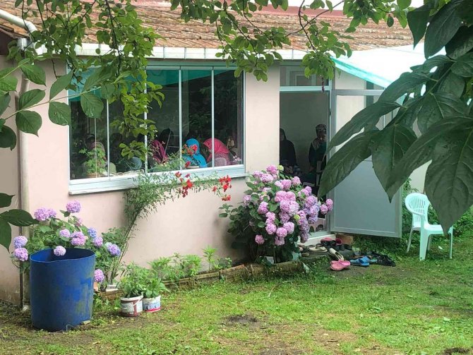 Psikolojik Sorunları Olan Genç Babasını Öldürdü, Anne Ve Kardeşini Yaraladı