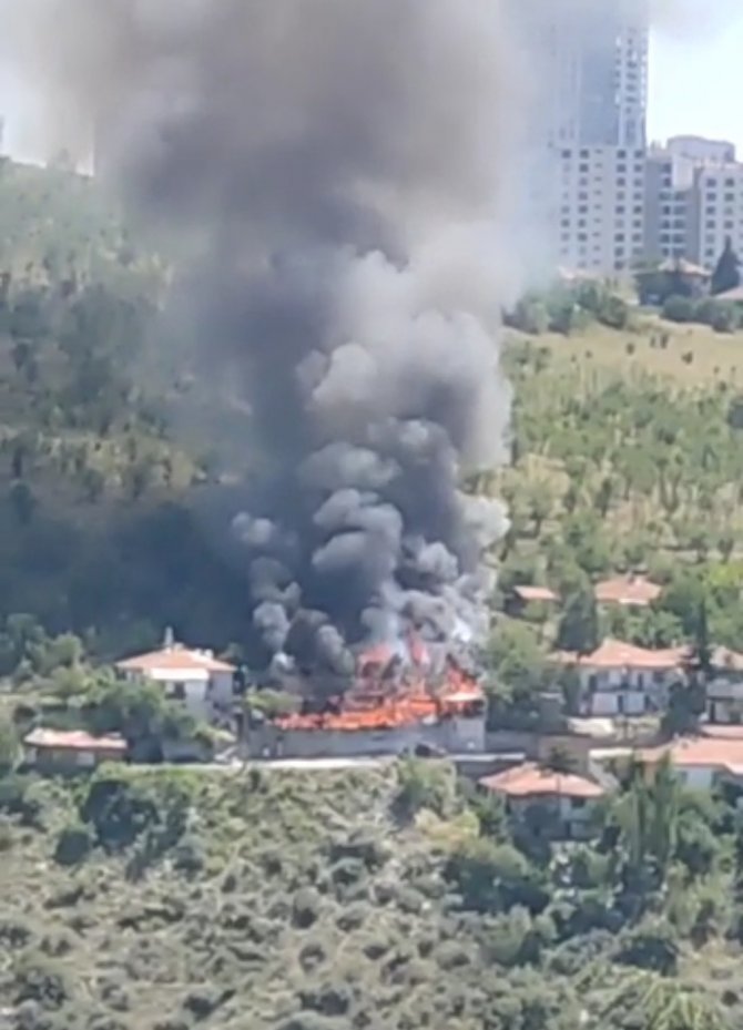 Başkent’te Alev Alev Yanan Evden Yaşlı Kadın Son Anda Kurtarıldı