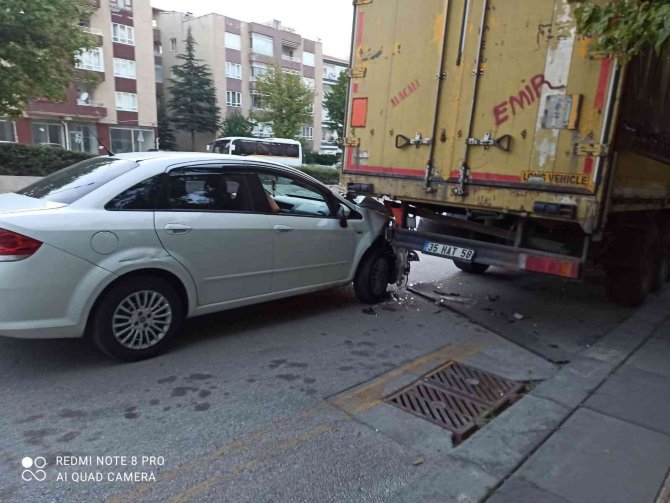Park Halindeki Tırın Altına Otomobiliyle Giren Sürücü Ucuz Kurtuldu