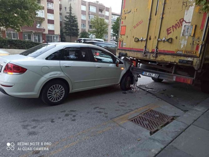 Park Halindeki Tırın Altına Otomobiliyle Giren Sürücü Ucuz Kurtuldu