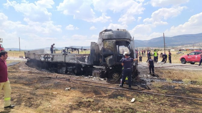Antalya’da Tır Ve Kamyon Çarpıştı: 3 Ölü, 1 Yaralı